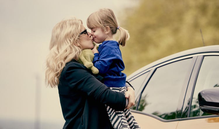 woman-kissing-child-car-renault-scenic