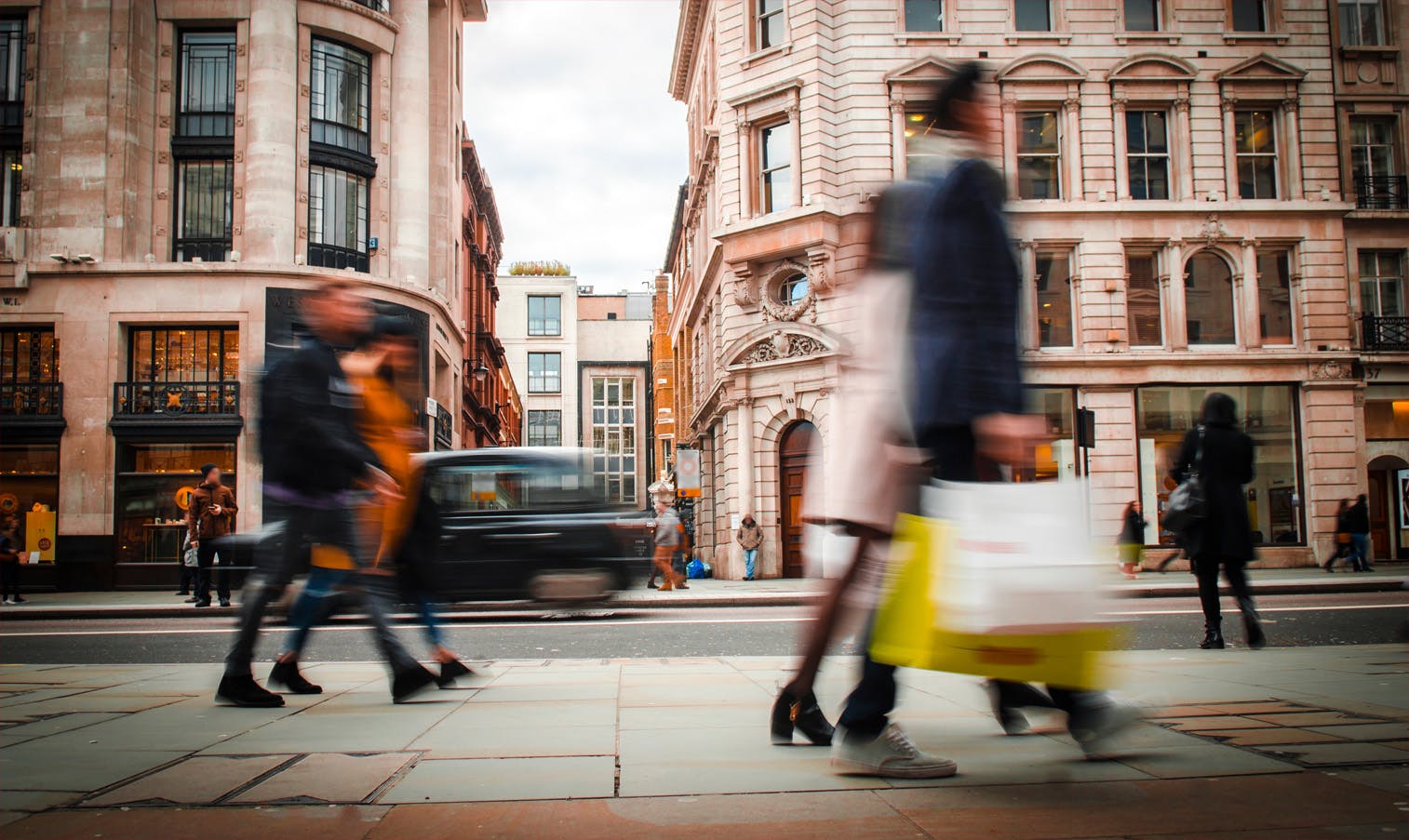 christmas shoppers in london