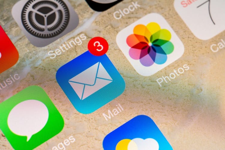 Iphone app icons with Apple Mail icon in the centre, showing 3 unread messages.